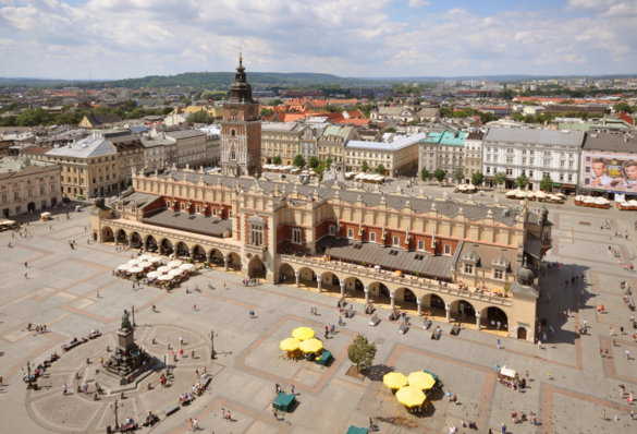 Von Jorge Lascar - Sukiennice and Main Square as seen from St. Mary's Basilica, CC BY 2.0, https://commons.wikimedia.org/w/index.php?curid=26948762