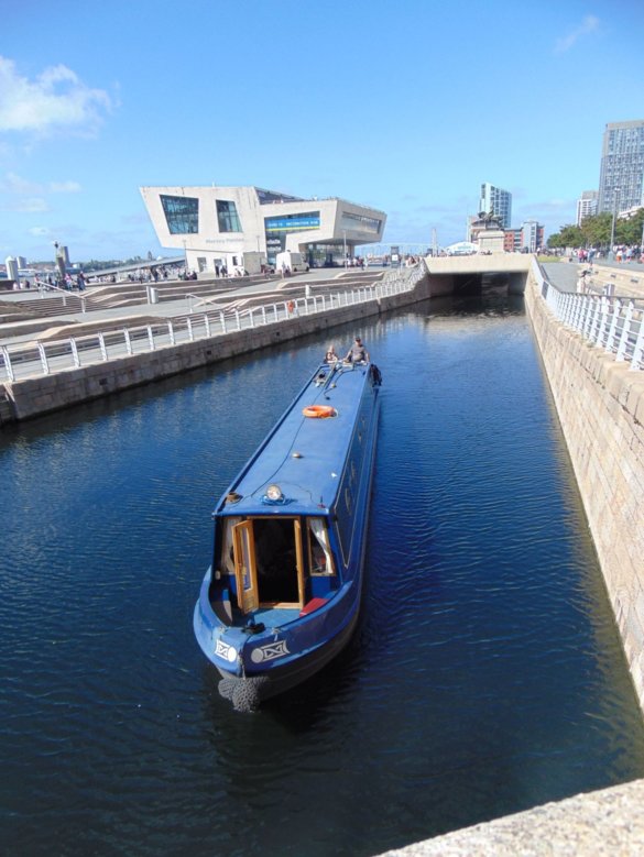 https://upload.wikimedia.org/wikipedia/commons/f/fe/Canal_narrowboat_using_Liverpool_Canal_Link.jpg