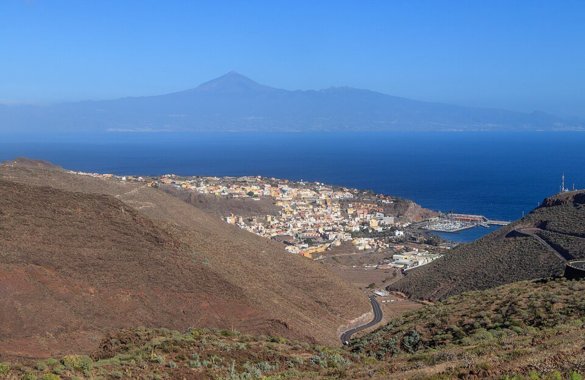 https://upload.wikimedia.org/wikipedia/commons/c/cb/San_Sebasti%C3%A1n_de_la_Gomera-vom_Berg-04-2015-gje.jpg