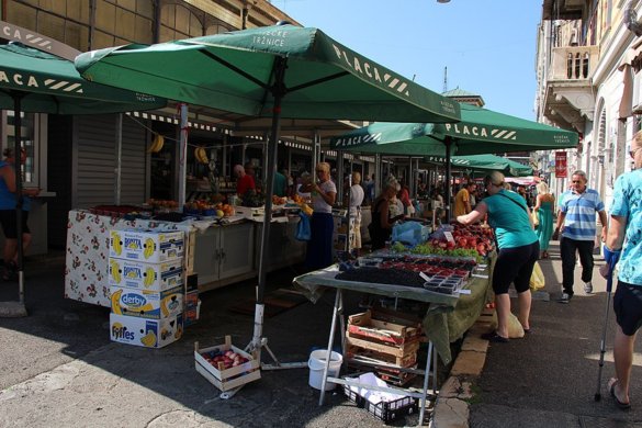 https://upload.wikimedia.org/wikipedia/commons/d/d4/Rijeka_%2848903551931%29.jpg