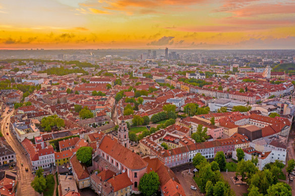 https://upload.wikimedia.org/wikipedia/commons/2/2a/Vilnius_old_town_by_Augustas_Didzgalvis.jpg