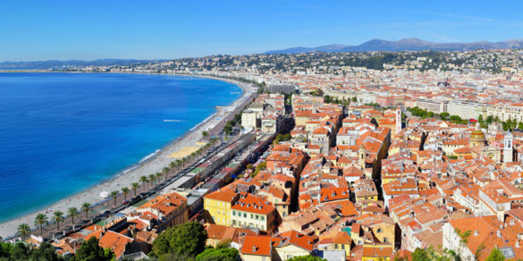 https://upload.wikimedia.org/wikipedia/commons/b/b7/Nizza-C%C3%B4te_d%27Azur.jpg