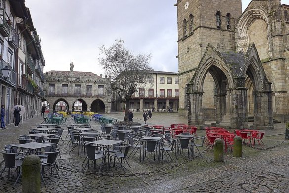 https://upload.wikimedia.org/wikipedia/commons/b/b1/Portugal-Guimar%C3%A3es-P1160614_%2825772692712%29.jpg