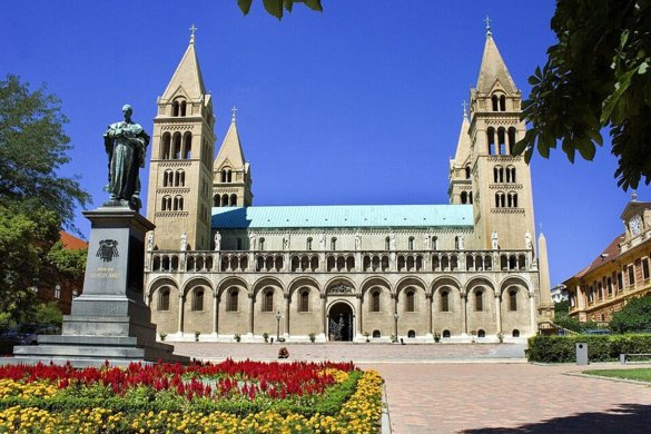 https://upload.wikimedia.org/wikipedia/commons/4/4e/P%C3%A9cs_Cathedral_-_Hungary.jpg